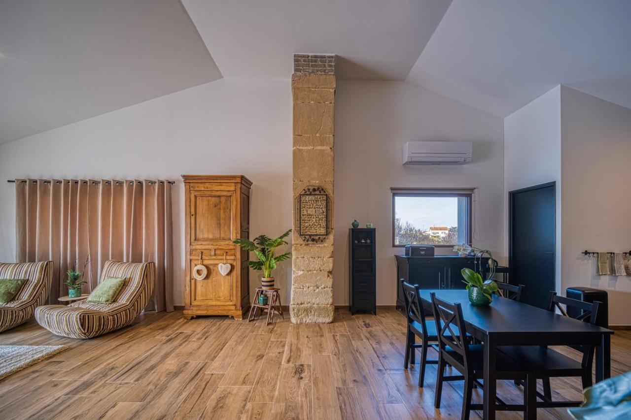 Le Vieux Platane Villa Malissard ภายนอก รูปภาพ